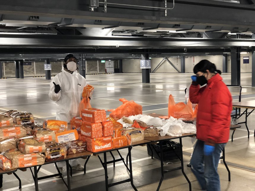 parking du stade de Tottenham transformé en plate-forme de distribution de paniers repas.