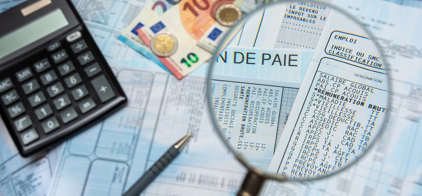 Bulletin de paie franÃ§ais Ã  la loupe, avec argent en euros, ca