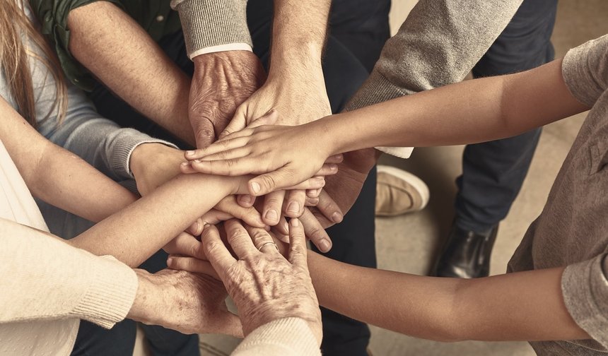 Viele HÃ¤nde einer Familie als Netzwerk Header