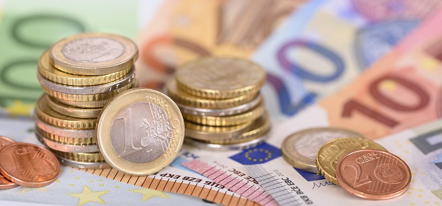 Panorama von Euro Banknoten und MÃ¼nzen