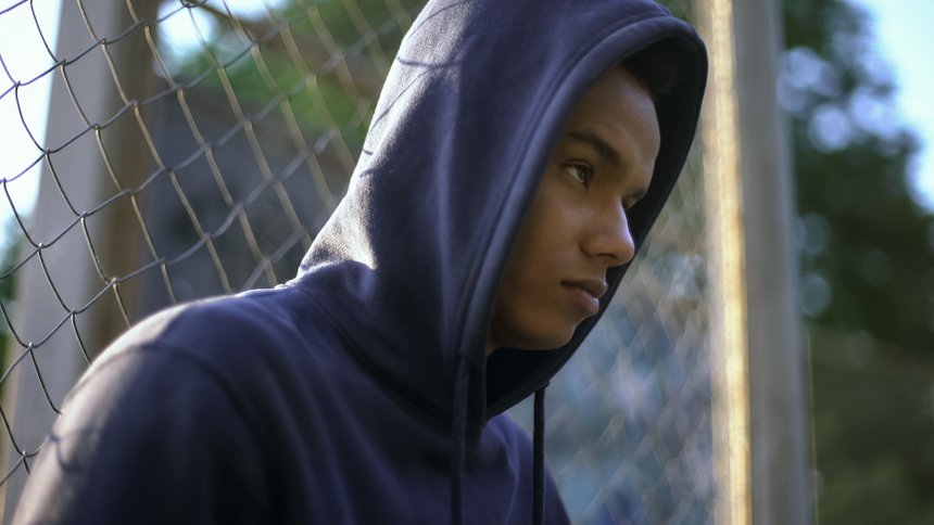 Jeune homme avec un sweat à capuche.