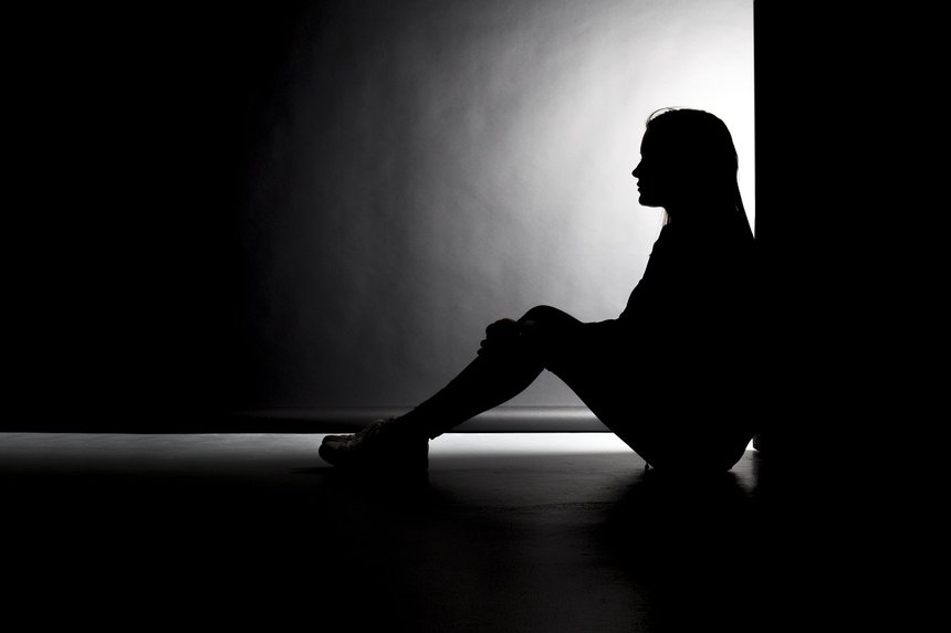 Silhouette einer sitzenden jungen Frau