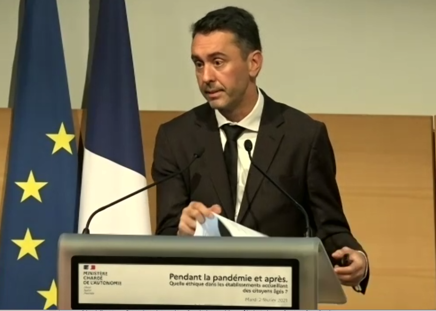 Fabrice Gzil lors de la remise de son document-repère