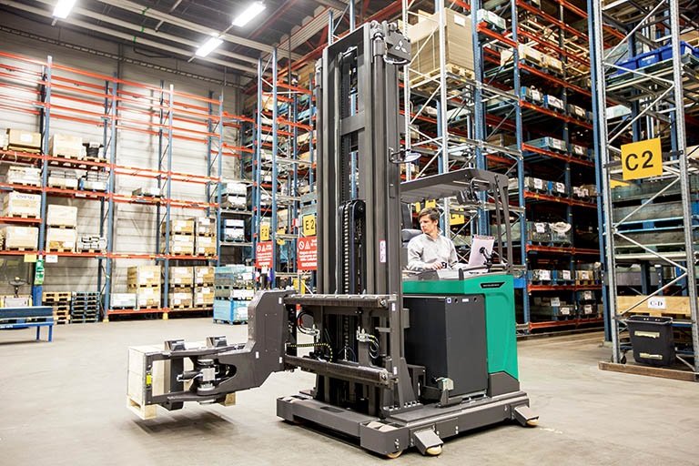 URS_UC Brand_Swivel reach truck_Spain only