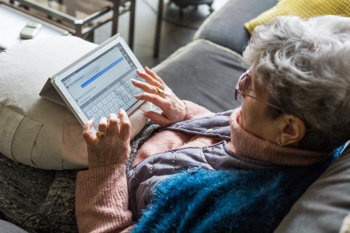 personne âgée avec une tablette