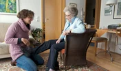 junge Frau hilft Seniorin