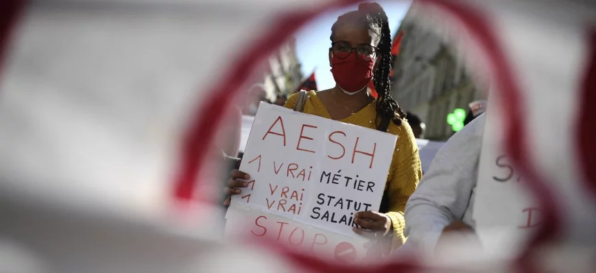 Enfants privés d’AESH : des familles engagent un r