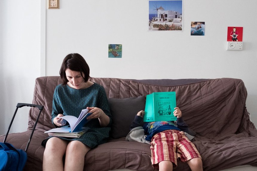 FRANCE-LIFESTYLE-PARENT-CHILD-DOING-HOMEWORK-CANAPE