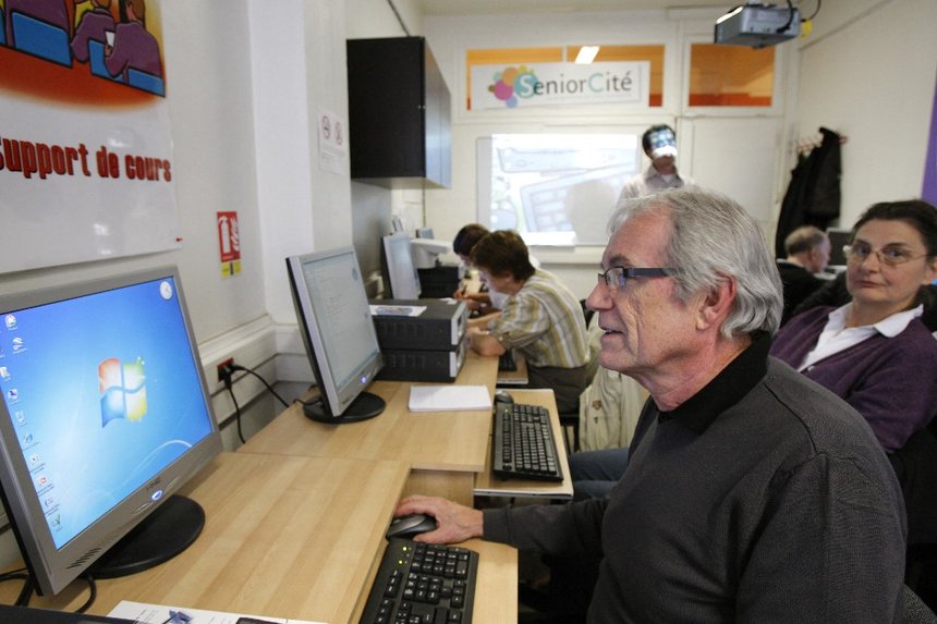 SOCIAL-VIEILLESSE-INTERNET