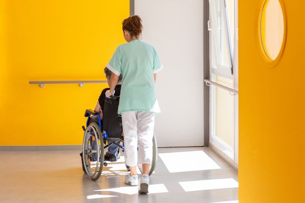 AESH et travailleurs sociaux : deux textes pour améliorer leurs conditions de travail – ASH