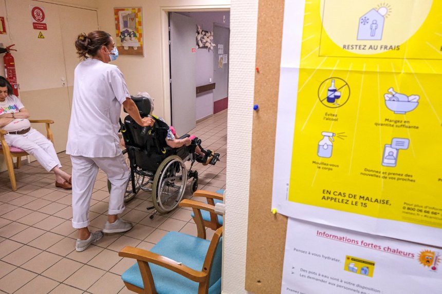 FRANCE-A MINISTER AT THE EHPAD DURING THE HEAT WAVE