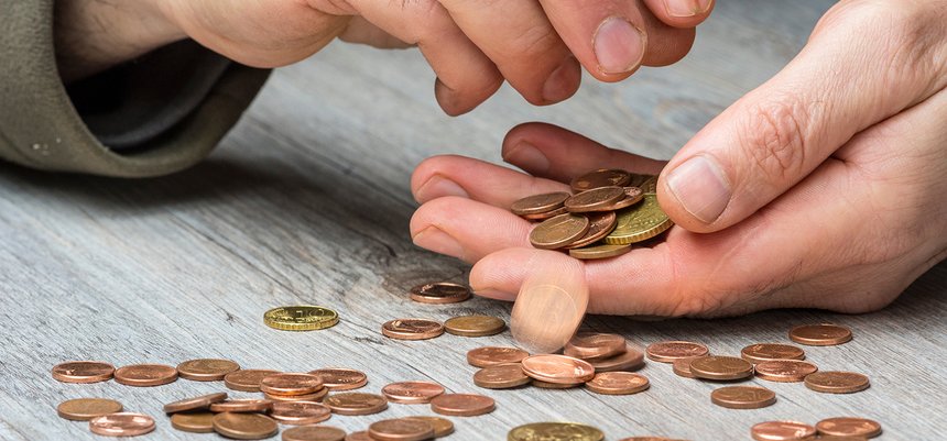 Un homme en prÃ©caritÃ© compte sa petite monnaie 