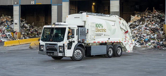 Des camions électriques Mack en bennes à ordures m