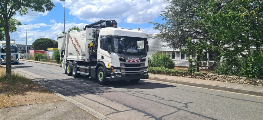 Une BOM Scania hybride rechargeable avec grue carr