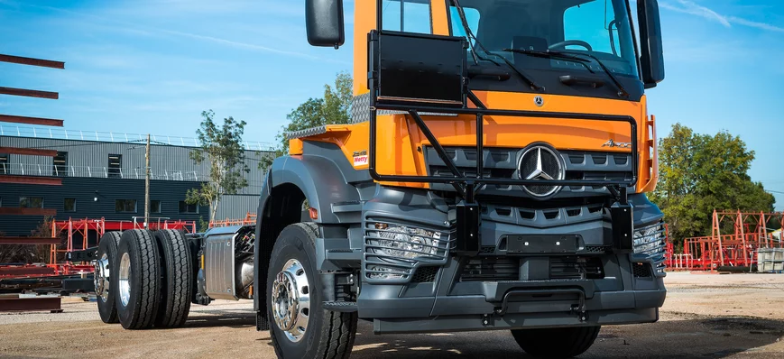 Un Mercedes-Benz Arocs porte-fer carrossé par Hatt
