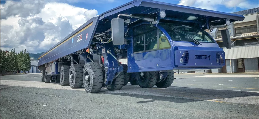 Un transporteur automoteur à cabine Cometto pour R
