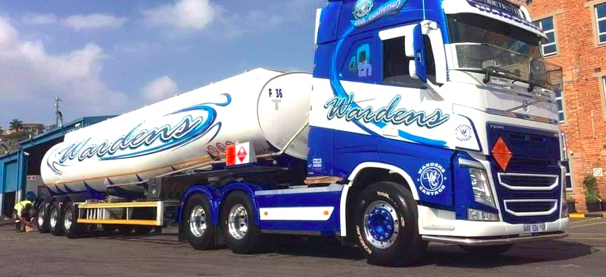 Beaux camions, belles décos ! Mais de quel pays ?