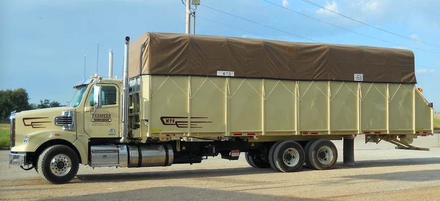 Camion-mystère : une bien longue caisse, sur un bi