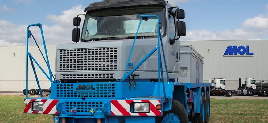 Mol livre un tracteur lourd à Hong Kong