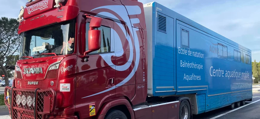 Un camion-piscine parcourt les routes de France av
