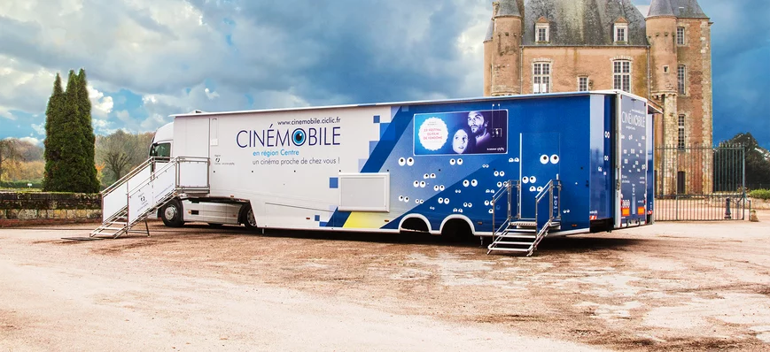 Une semi-remorque de cinéma dans la cour de l'Elys