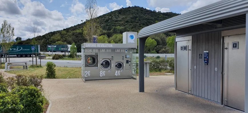 Vinci Autoroutes et Revolution Laundry déploient