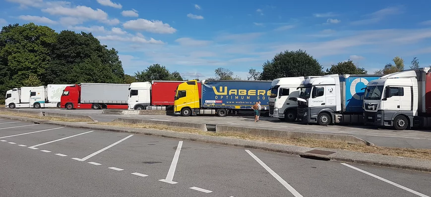 Europe : les routiers de l'Est ne rentrent pas ass
