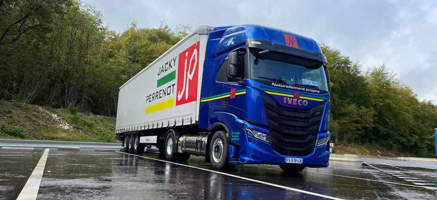 Jacky Perrenot réceptionne 17 nouveaux Iveco S-Way