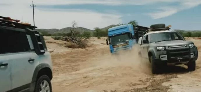 Insolite : quand 2 Land Rover Defender sauvent la 