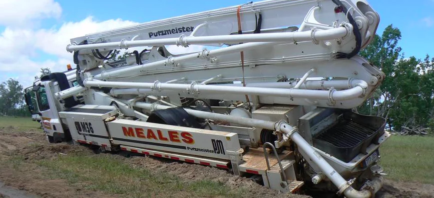 Un camion de chantier joliment planté, mais pas pe