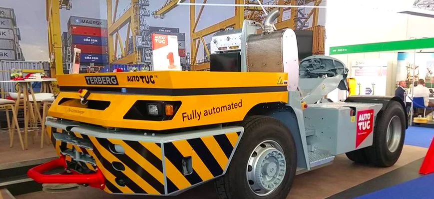 Tracteur de terminal autonome : personne à la manœ