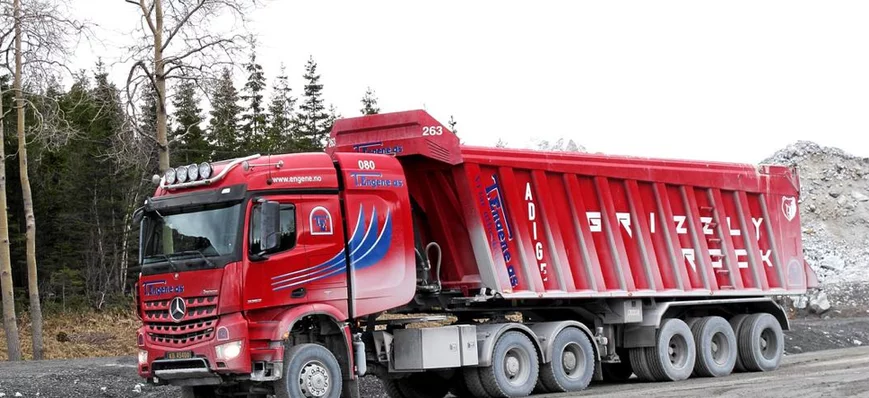 Des Mercedes Arocs SLT en benne