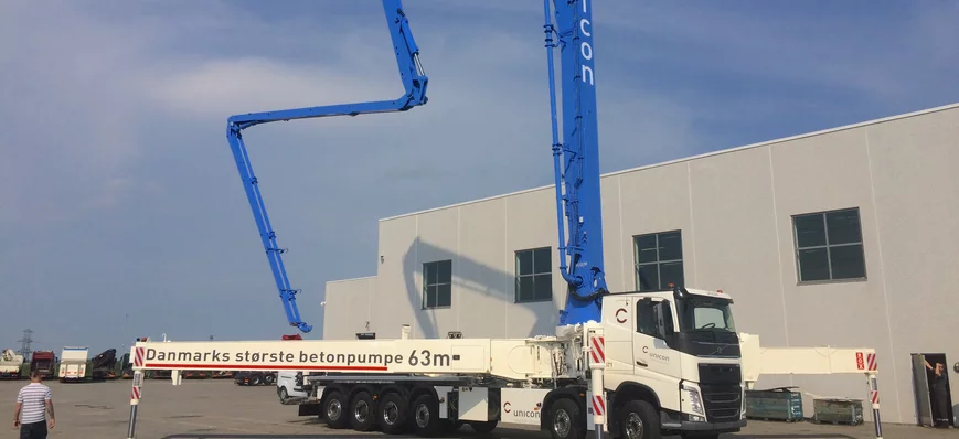 Un long, long Volvo pour une pompe à béton géante