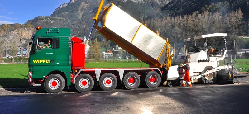 A la fois tracteur et porteur : un TGX très accomm