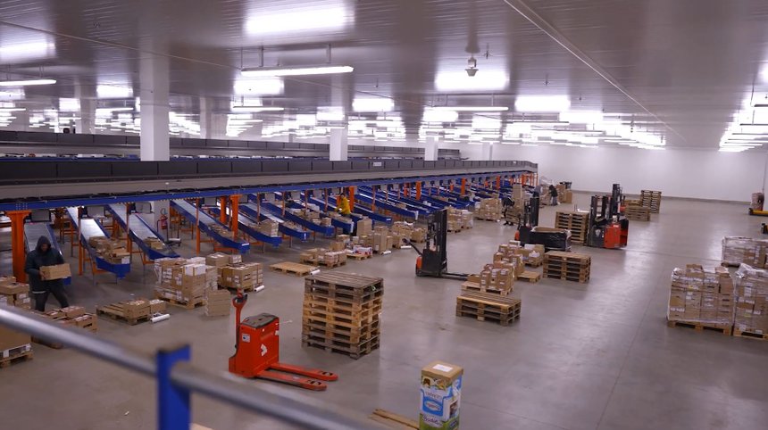 L’installation mécanisée sur le site de Ruffec peut traiter jusqu’à 140 000 colis par jour. © Actemium Lyon Logistics