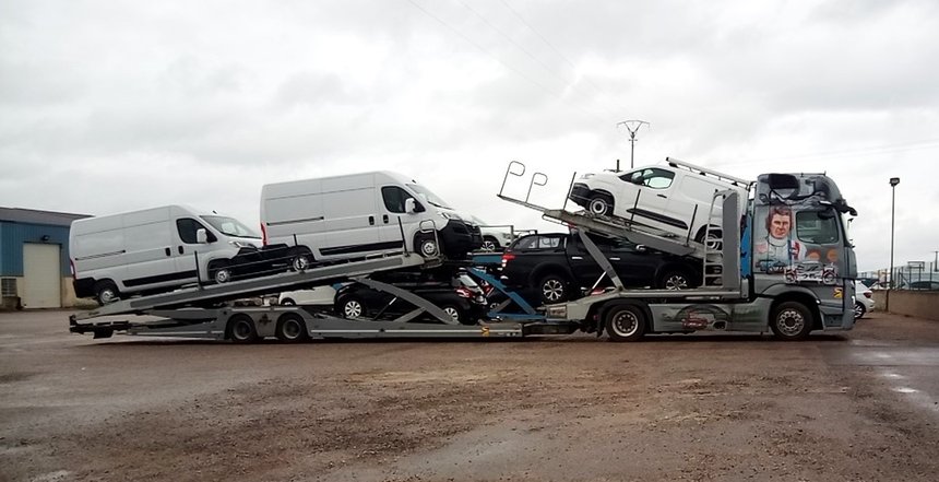 Actros décoré chargé sur un parking