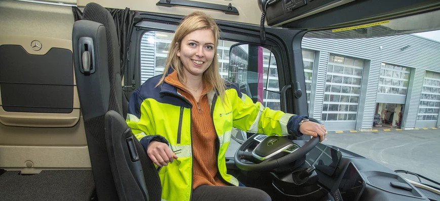 En route avec Olympe, conductrice d'un camion benn