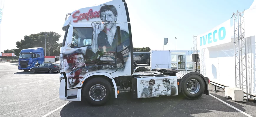 Un Iveco S-Way gaz décoré « Scarface » !