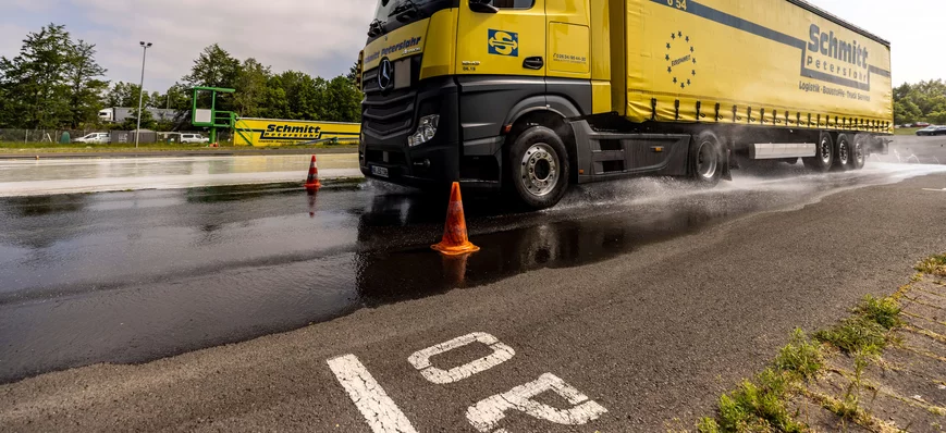 Freinage d'urgence : entraînement avec Mercedes su