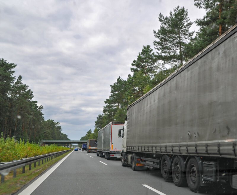 Autriche Suisse file de camions