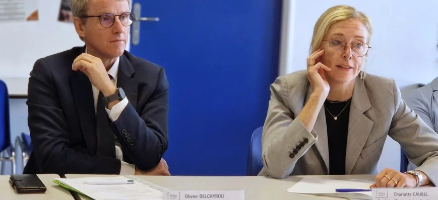 Opération séduction de Charlotte Caubel face aux é