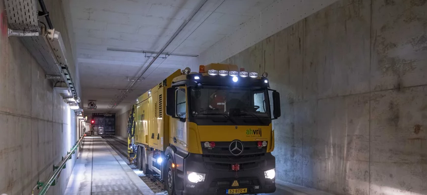 Un Mercedes Actros rail-route nettoyeur de voies a