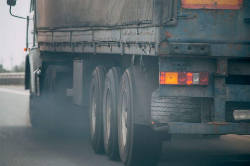 Camion émission échappement diesel