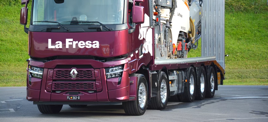 Ce porteur Renault est un camion très spécial