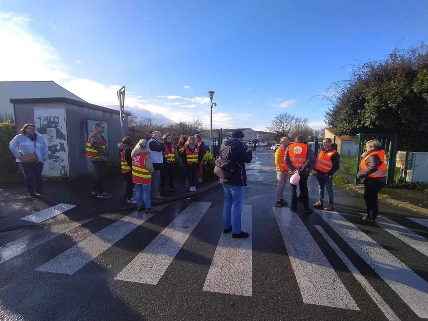 Rassemblement du personnel du foyer de l'enfance de Puilboreau (47)