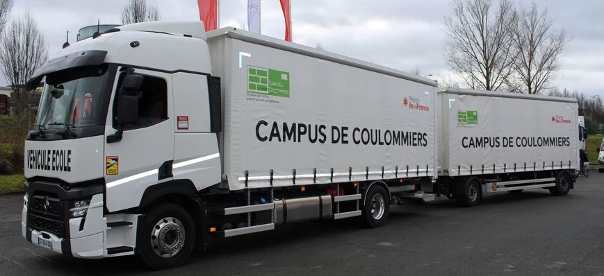 Un porteur-remorqueur Renault pour les élèves du C