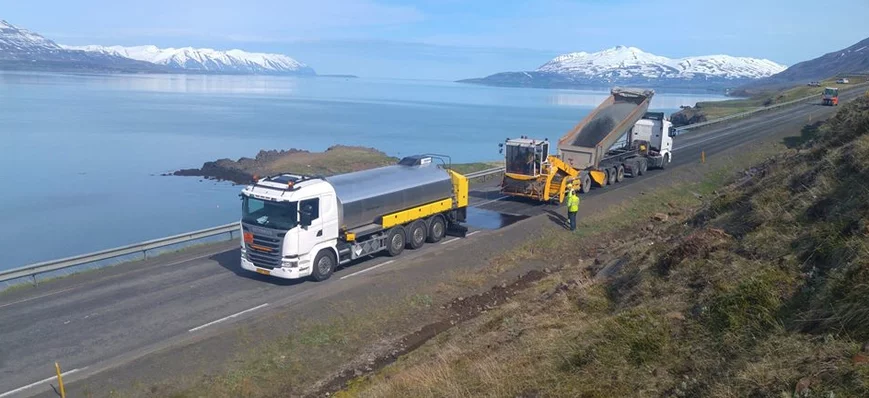 Des camions dans le panorama