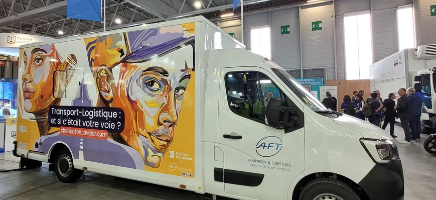 Formation : l’AFT se dote d’un camion-podium flamb