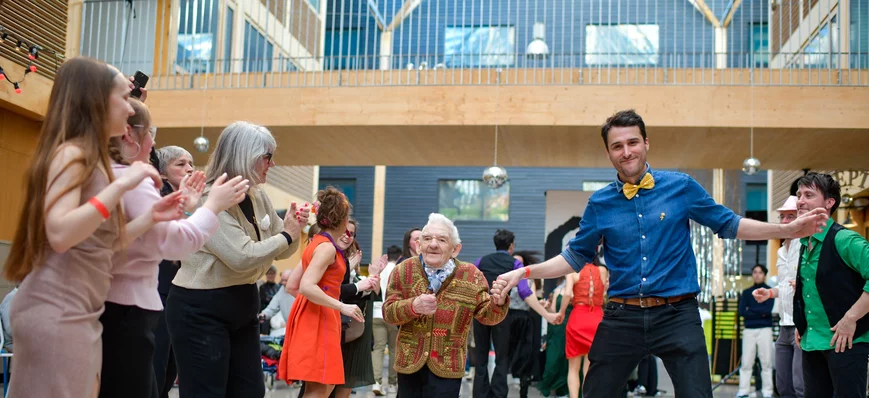 Au bal, Les Petits Frères des pauvres font danser