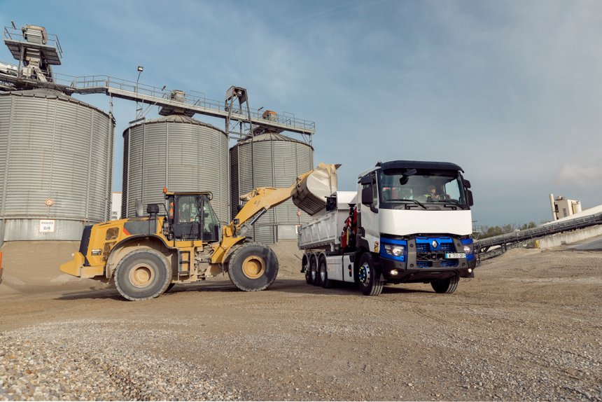 Camion électrique Renault Trucks E-Tech C 8x4 tridem carrossé « bi-benne grue »